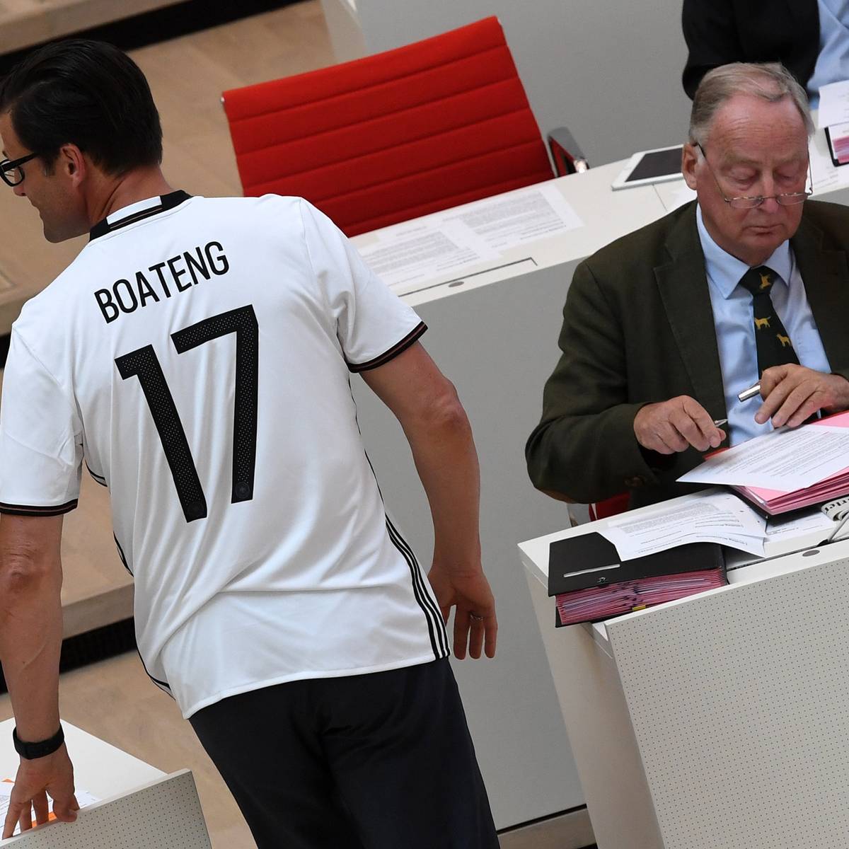 Cdu Abgeordneter Sven Petke Tragt Trikot Von Jerome Boateng