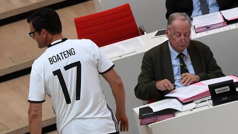 Sven Petke mit Boateng-Trikot