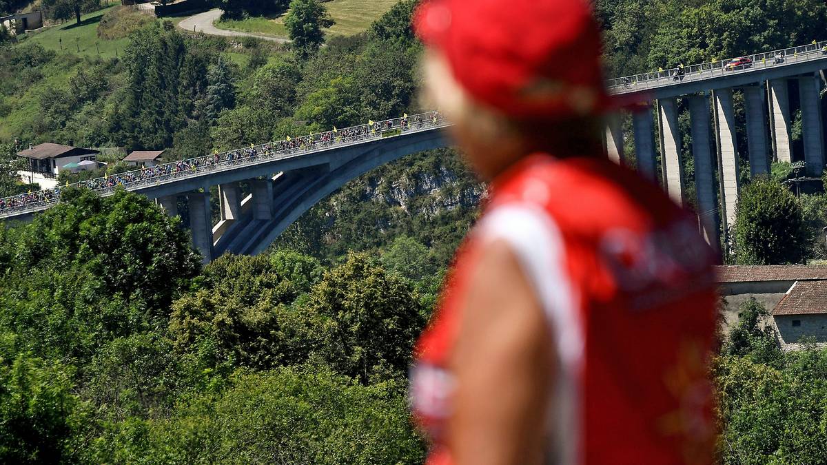 Bei Sky konzentriert sich alles auf den schweren Anstieg am Grand Colombier und den Schlussanstieg. Dieser Beobachter kann die Lage im Peloton genau überblicken