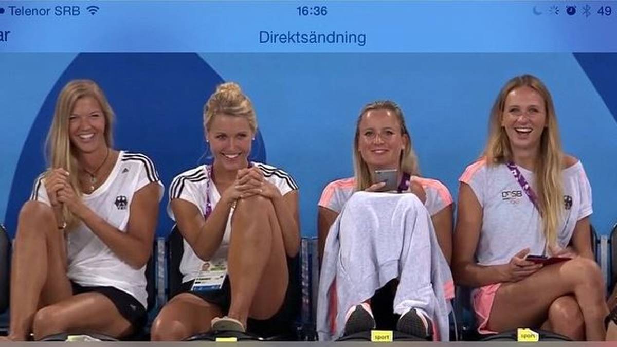 "Cheering for our guys": Die Schmetterlinge um Margareta Kozuch (r.) feuern die deutschen Volleyball-Männer während des Spiels gegen Serbien an