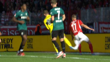 Im Heimspiel der Unioner kommt es zu einer kuriosen Szene. VfB-Keeper Alexandern Nübel zieht dabei dem Stürmer Kevin Behrens fast die Hose aus. 