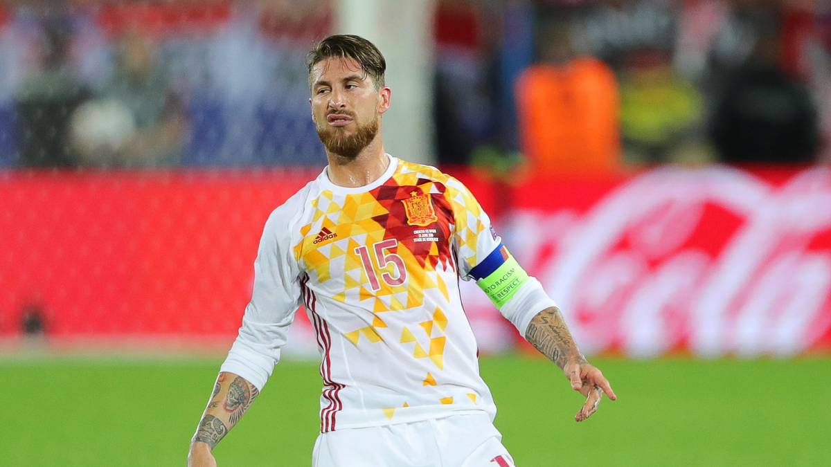 Sergio Ramos wird nach seinem verschossenen Elfmeter zur tragischen Figur der Begegnung Spanien gegen Kroatien...
