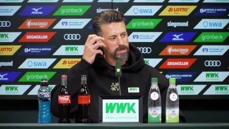 Sandro Wagner kassierte mit dem FC Augsburg zuletzt drei Niederlagen in Folge. Der Coach setzt zu einem Tennis-Vergleich an - und nennt dabei explizit Roger Federer als Vorbild.