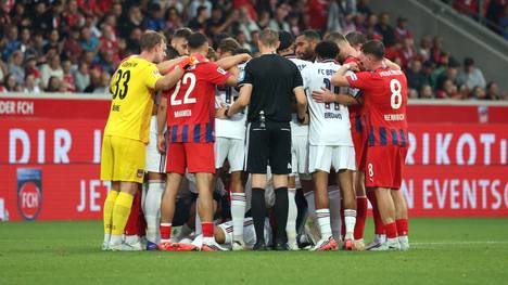  Wenige Tage nachdem der Profi des FC Bayern im Test gegen RB Leipzig mit Kreislaufproblemen vom Platz muss, geht er im nächsten Spiel gleich wieder nach wenigen Minuten zu Boden.