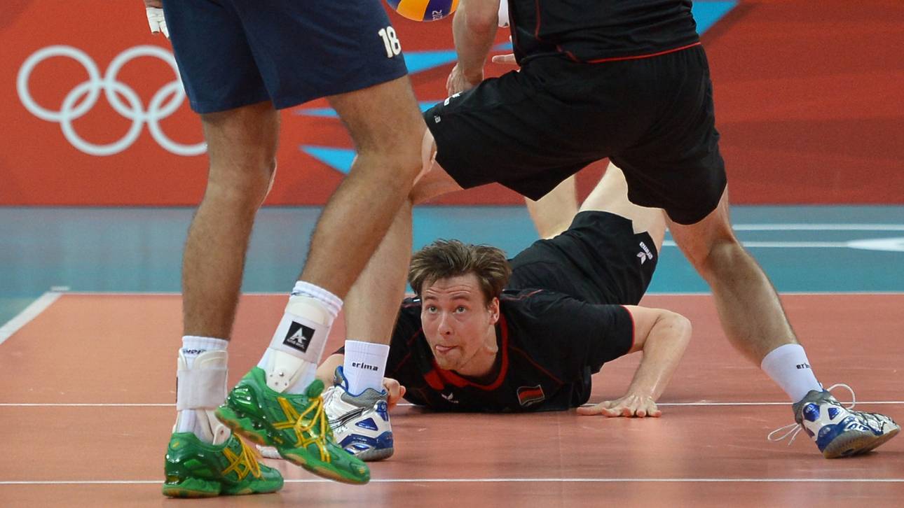 Im Fahrstuhl! Schöps verletzt sich