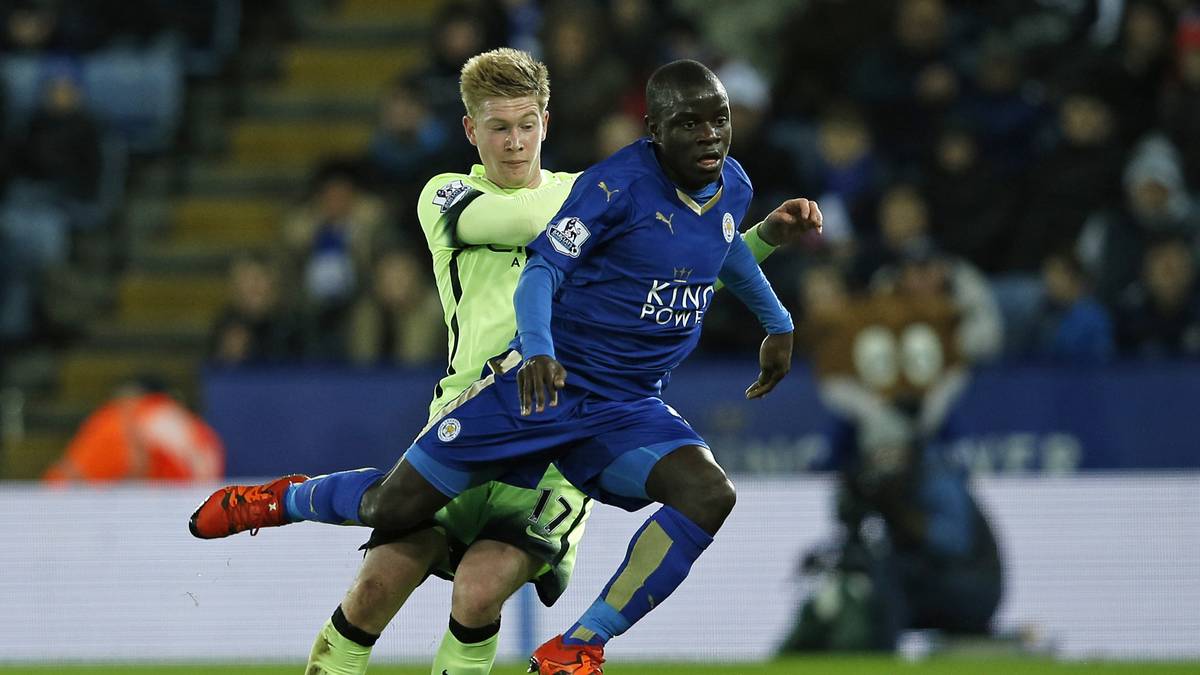 Der 25 Jahre alte Franzose ist bislang der einzige Leistungsträger, der Überraschungsmeister Leicester City verlassen hat. Seine Athletik wird durch folgenden Fan-Witz gut beschrieben: "70 percent of earth is covered by water, the rest by N'Golo Kante" (auf Deutsch: "70 Prozent der Erde sind mit Wasser bedeckt, der Rest von N'Golo Kante") 