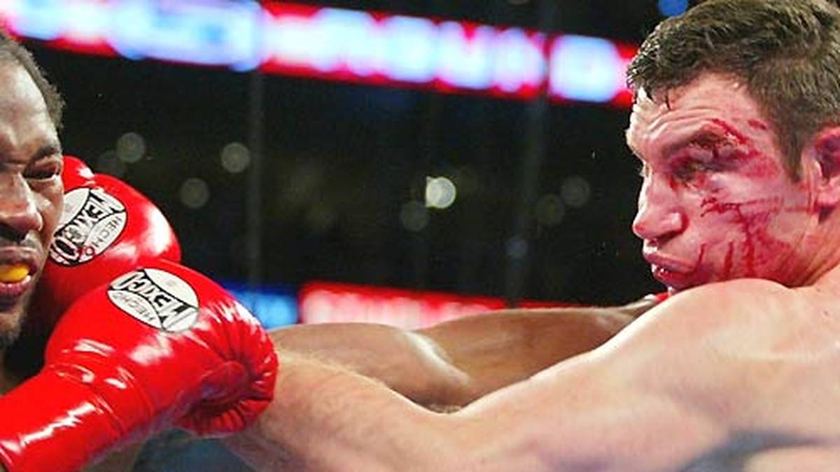 Beide Boxer schenken sich nichts und bieten dem Publikum im Staples Center in Los Angeles einen grandiosen Fight