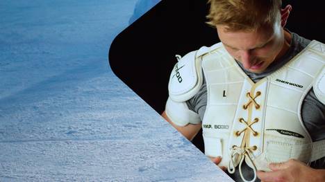 Marcel Brandt von den Straubing Tigers zeigt uns seinen "brandneuen" Brustschutz.