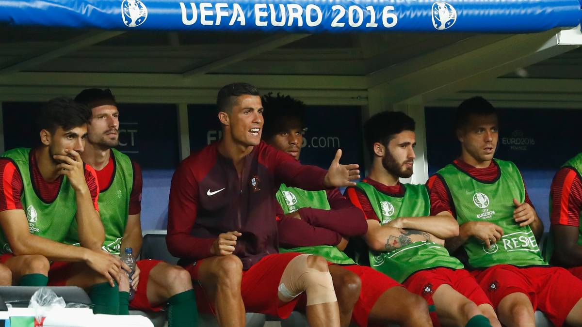 Danach nimmt er auf der Bank Platz und fiebert ...