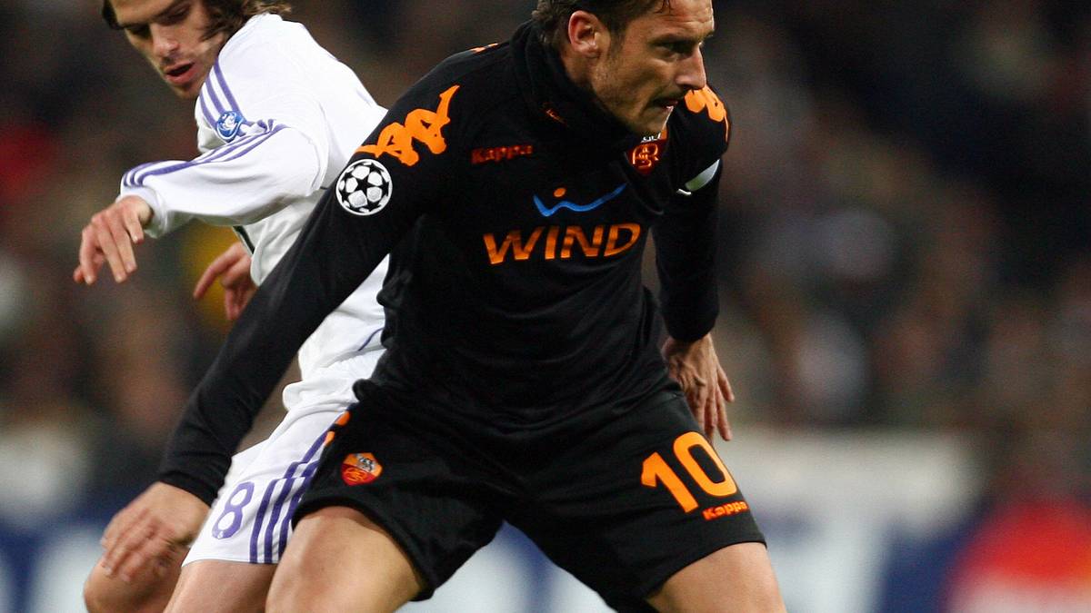 Totti weckt während seiner Karriere selbstverständlich immer wieder das Interesse internationaler Top-Klubs. 2004 steht er sogar kurz vor einem Wechsel zu Real Madrid, lehnt aber im letzten Moment doch ab