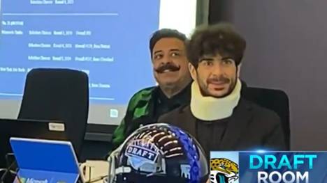 AEW-Boss Tony Khan trat mit Halskrause beim NFL Draft auf