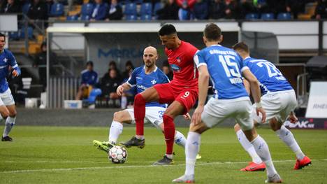 Heidenheims Robert Glatzel trifft zum 2:0 gegen Darmstadt