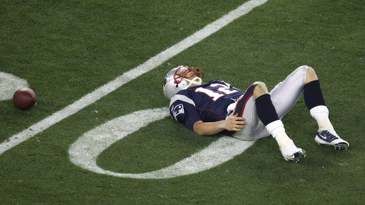 Die Patriots sind gegen die New York Giants von Eli Manning zwar klarer Favorit, nur ein Touchdown-Pass von Brady reicht aber nicht. 14:17 steht am Ende auf der Anzeigentafel. Die Patriots verpassen es, als erst zweites Team in der NFL-Geschichte eine perfekte Saison zu spielen. Vorher gelang dies nur den Miami Dolphins