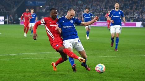 Dodi Lukebakio (l.) im Zweikampf mit Henning Matriciani