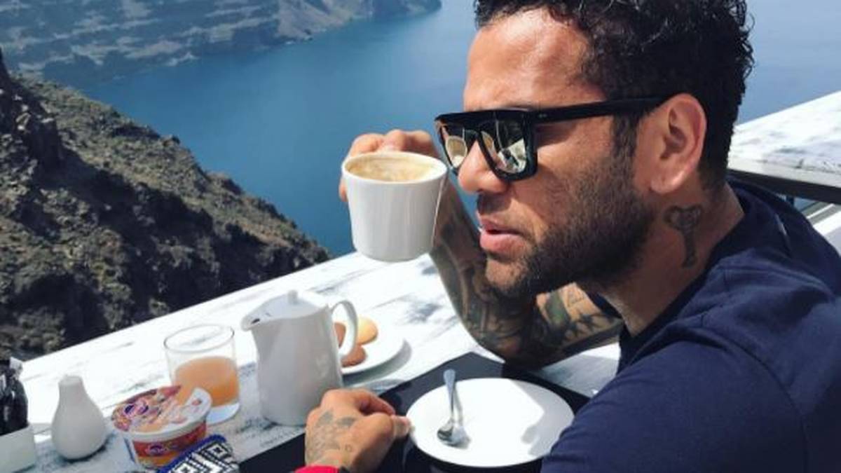 Juve-Star Dani Alves genießt beim Frühstück die Aussicht