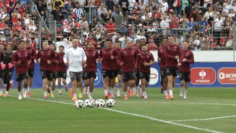 Die Schweiz ist am Montag in die finale Phase der EM-Vorbereitung gestartet. Mit den Platzverhältnissen in Stuttgart ist der deutsche Gruppengegner aber alles andere als zufrieden. 
