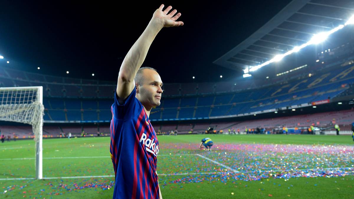 Iniesta nimmt sich viel Zeit, von allen im Stadion zu verabschieden - auch, weil er das Camp Nou gar nicht verlassen möchte