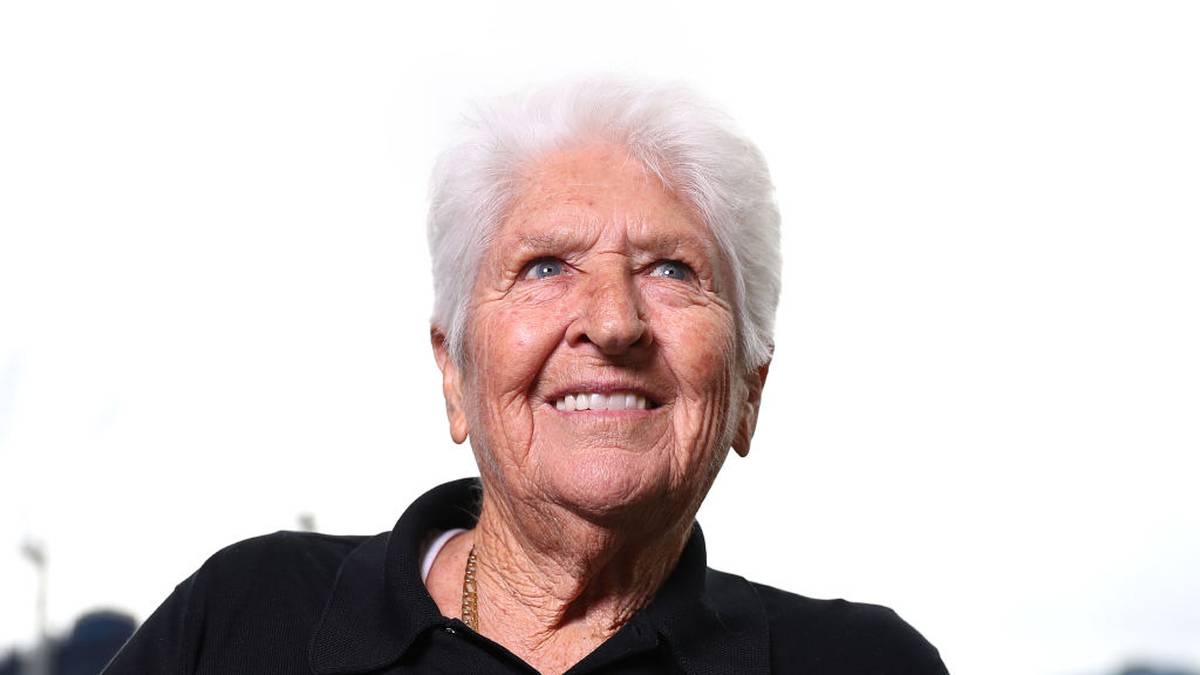 Die ehemalige Weltklasse-Schwimmerin DAWN FRASER äußerte sich 2015 rassistisch über die beiden. "Wenn sie sich nicht besser benehmen können, sollten sie dahin zurückgehen, wo ihre Eltern herkommen. Wir brauchen sie in diesem Land nicht." Tomic hat kroatische, Kyrgios griechische Wurzeln 