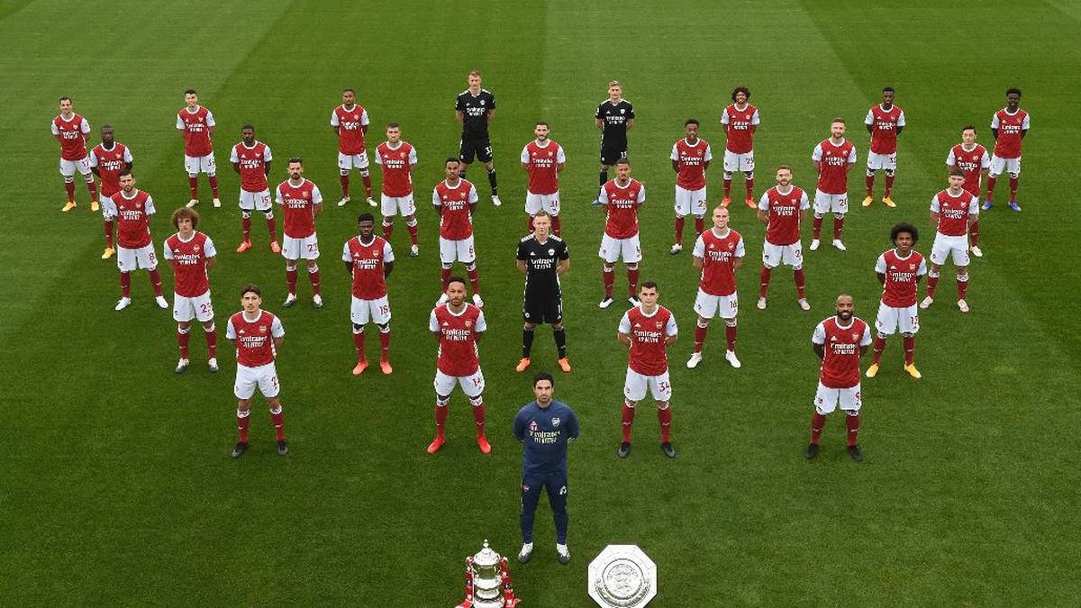 Auf dem Foto ist Mesut Özil in der rechten Reihe (Zweiter von oben) zu sehen