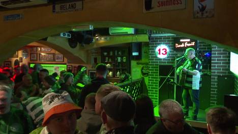 Die Fans von Celtic Glasgow stimmen sich vor dem Playoff-Rückspiel in der Champions League beim FC Bayern ein. Gerade die Irish Pubs sind fest in grün-weißer Hand.