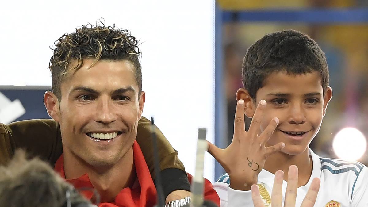 Cristiano Ronaldo Und Seine Kinder Sohn Junior Trainiert Bei Juventus Turin