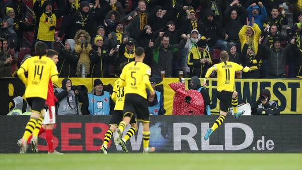 MAINZ, GERMANY - DECEMBER 14: Marco Reus of Borussia Dortmund celebrates after scoring his team's first goal during the Bundesliga match between 1. FSV Mainz 05 and Borussia Dortmund at Opel Arena on December 14, 2019 in Mainz, Germany. (Photo by Christian Kaspar-Bartke/Bongarts/Getty Images)