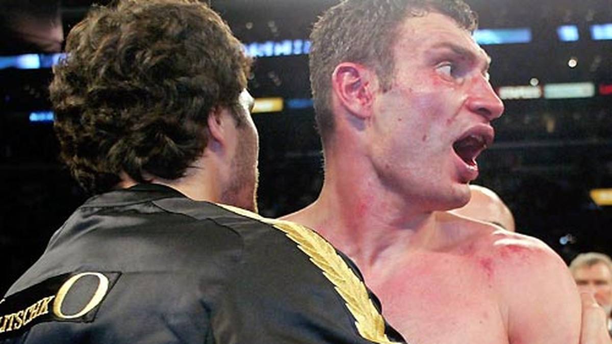 Dies will der Ukrainer jedoch nicht auf sich beruhen lassen und besteht darauf, weiter zu boxen. Sein Bruder Wladimir muss ihn zurückhalten