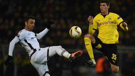 Pascal Stenzel (r.) feiert ein starkes Profidebüt für Borussia Dortmund