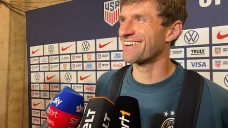 Auf die Frage, wie sehr er sich für Mats Hummels freue, sorgt Thomas Müller mal wieder für einen typischen Müller-Moment.