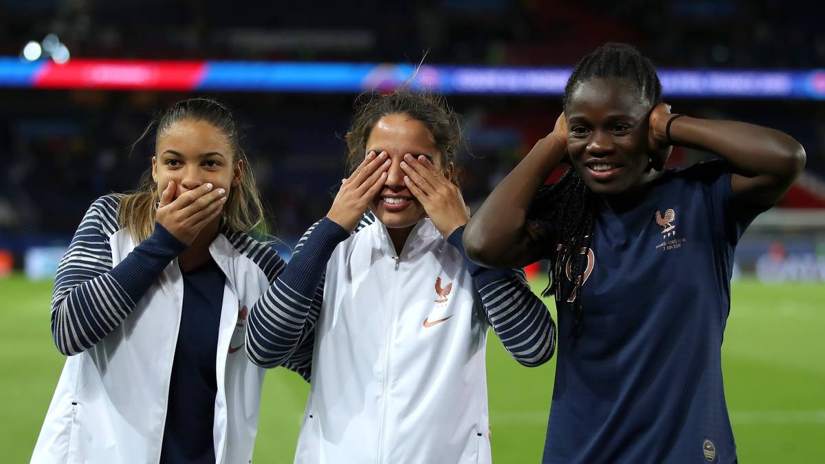 Delphine Cascarino (l., mit Amel Majri und Griedge Mbock Bathy) feierte dabei ihr WM-Debüt. Die 22-Jährige gehört zu den hoffnungsvollen Talenten, die bei dieser Weltmeisterschaft ins Rampenlicht drängen. SPORT1 zeigt die jungen Wilden der Frauen-WM