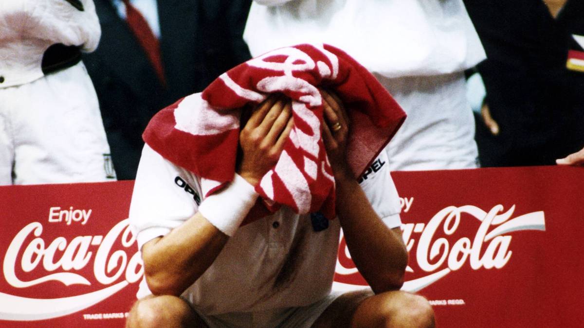 Einen Tag später muss Becker passen. Der Grund: Rückenprobleme. Für ihn springt Bernd Karbacher ein, unterliegt jedoch. Es steht 2:2, daher liegt es an Stich, das Finalticket für Deutschland zu lösen. Ihm versagen aber gegen Andrei Tschesnokow die Nerven