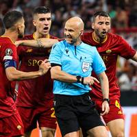 Schiedsrichter Anthony Taylor wird nach dem Europa-League-Finale nicht nur von Roma-Trainer José Mourinho verbal attackiert. Wütende Fans umzingeln den Referee bei seiner Abreise am Flughafen.