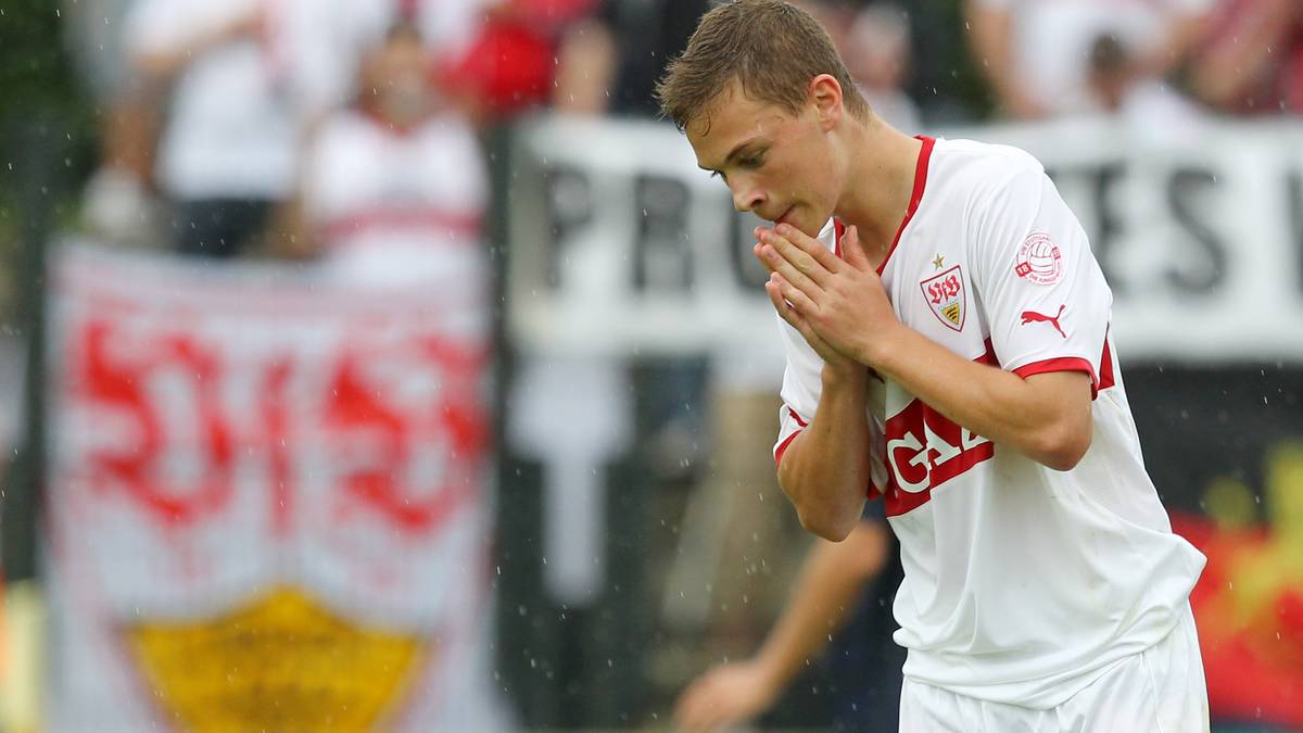 Im Alter von gerade einmal zwölf Jahren wechselt er zum VfB Stuttgart, mit dem er 2012 ins Finale um die deutsche B-Junioren-Meisterschaft einzieht, jedoch mit 0:2 gegen die U17 von Hertha BSC den Kürzeren zieht