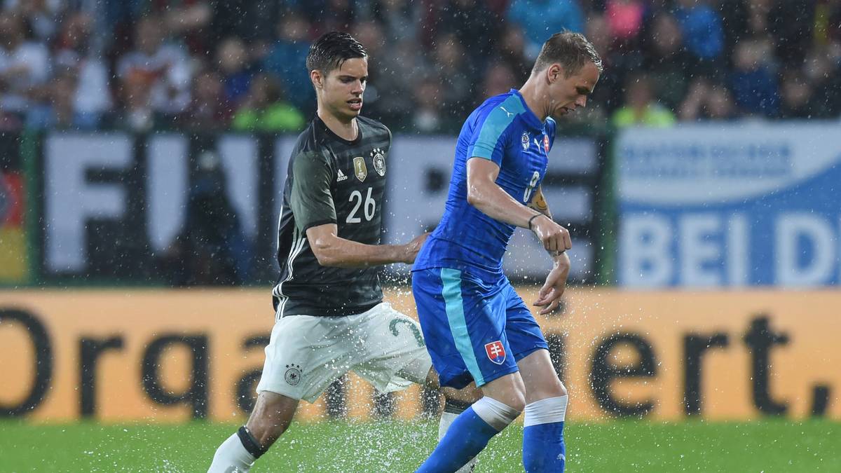 JULIAN WEIGL (ab 46.): Hätte sich im defensiven Mittelfeld zeigen sollen, was bei den Platzverhältnissen in der zweiten Halbzeit aber fast unmöglich ist. Wirft sich immerhin furchtlos in den Matsch. Einer EM-Teilnahme kann er so aber auch nicht näher kommen. SPORT1-Note: 3,5