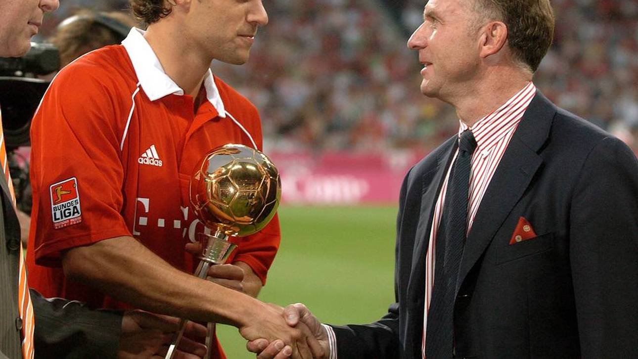 Vorstandsvorsitzender Karl Heinz Rummenigge (re.) gratuliert Michael Ballack zur Auszeichnung zum Spieler des Jahres 2005 