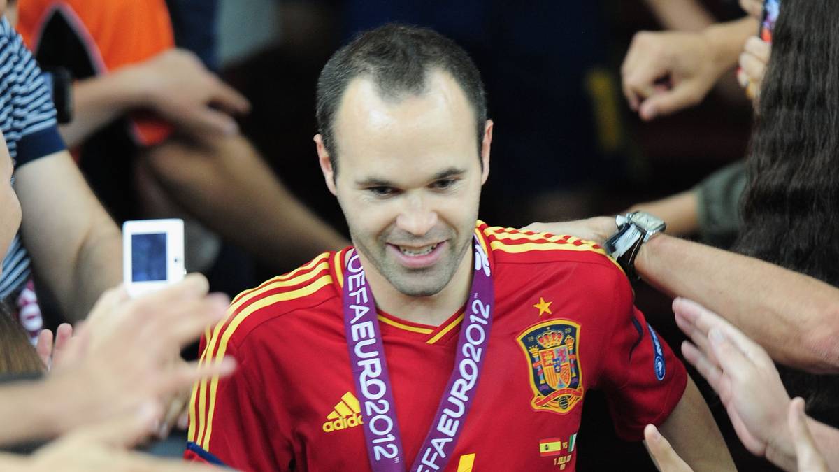 2012: ANDRES INIESTA (Spanien/FC Barcelona): Seit den 1960er-Jahre war kein Spanier mehr auf Platz eins gelandet. Iniesta erlebt mit Barcelona zwar eine bescheidene Saison, bei der EM in Polen und der Ukraine aber ist er der klare Herrscher auf dem Feld und verteidigt den Titel mit seiner Mannschaft