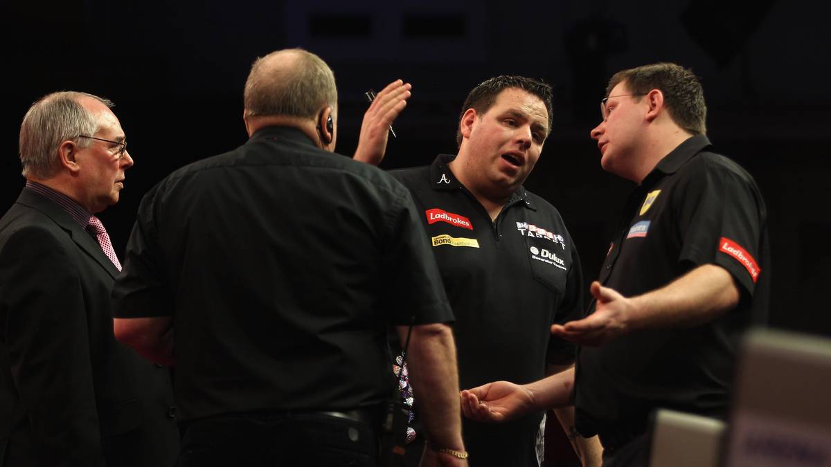 Weil sich "The Jackpot" von einem Luftzug auf der Bühne gestört fühlt, wird das Match aber unterbrochen. Minutenlang suchen die Verantwortlichen nach dem Grund für die Luftverwirbelung. Als die Partie wieder aufgenommen wird, ist Wade völlig von der Rolle und verspielt seinen Mega-Vorsprung noch