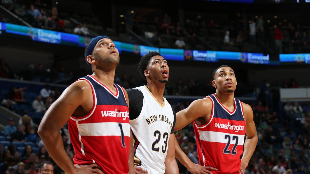 Jared Dudley (Washington Wizards), Anthony Davis (New Orleans Pelicans) und Dudleys Teamkollege Otto Porter Jr. blicken gespannt dem Ball hinterher