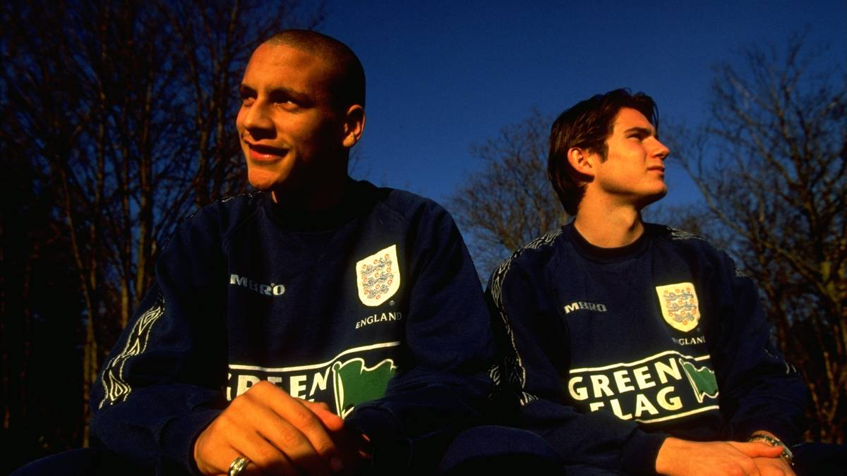 Bereits bei West Ham spielt Lampard zusammen mit seinem späteren Nationalmannschaftskollegen Rio Ferdinand. Zusammen führen sie United in der Saison 1998/1999 auf den 5. Platz in der Premier League. Der Verteidiger verlässt den Verein aber 2000 Richtung Leeds United und auch Lampard kehrt West Ham den Rücken. Für 16 Millionen Euro geht es zum FC Chelsea