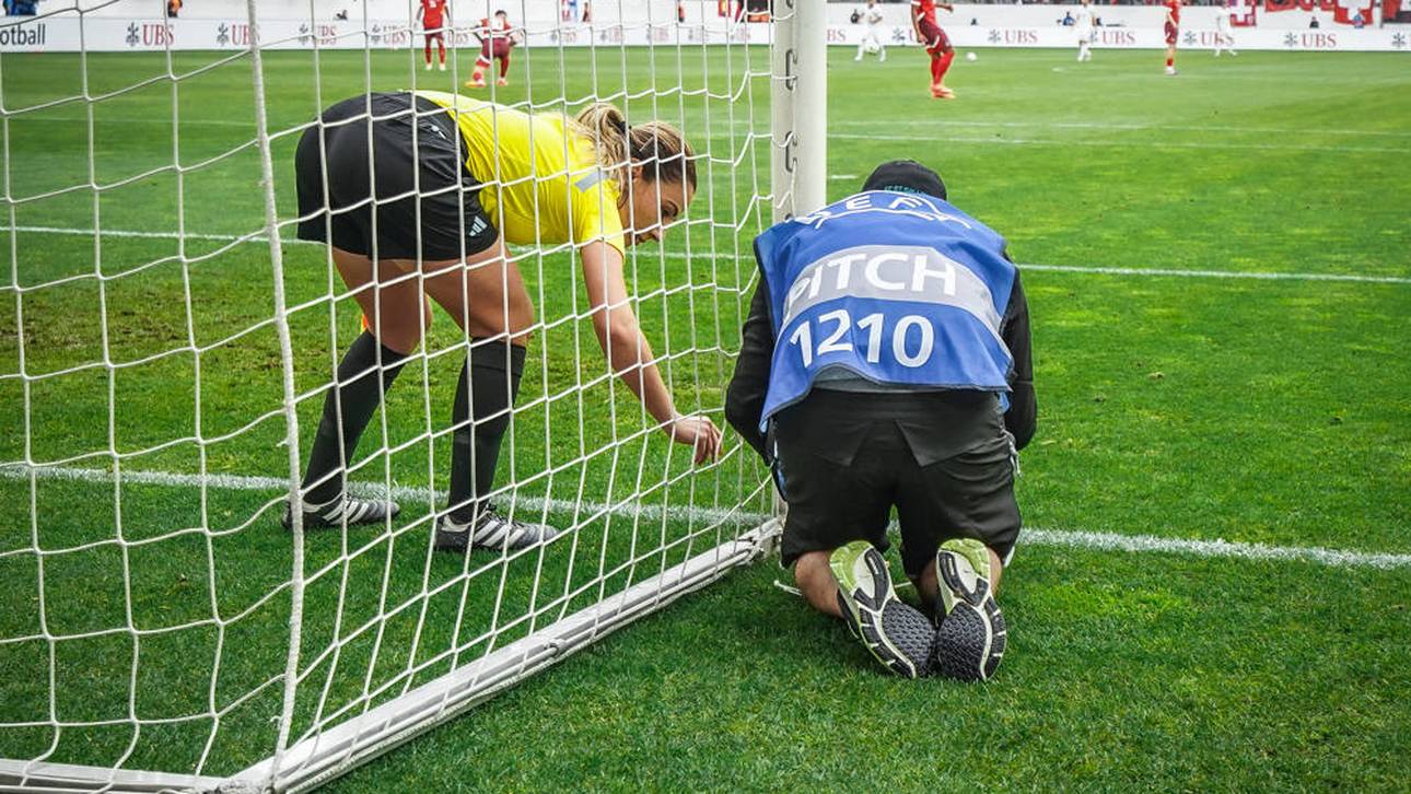 Vor dem Anpfiff der Partie Schweiz - Österreich musste das Tornetz geflickt werden