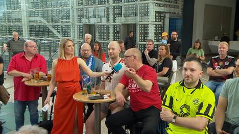 Ein Fan des FC Bayern analysiert im STAHLWERK Doppelpass, woran es seiner Meinung nach bei den Münchnern krankt. Von Stefan Effenberg erhält er für seine Aussagen ein Sonderlob
