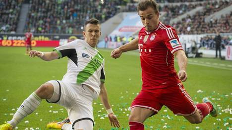 Ivan Perisic vom VfL Wolfsburg gegen Xherdan Shaqiri vom FC Bayern München