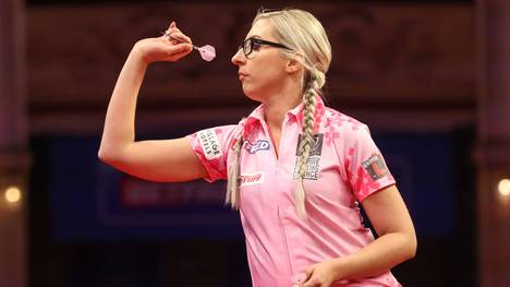 Fallon Sherrock ist die "Queen of the Palace". Vor vier Jahren gewann sie als erste Frau ein Match während der Weltmeisterschaft, doch bei der WM 24 verlor sie in der ersten Runde gegen Jermaine Wattimena. Wir schauen uns noch ein mal die Highlights des Matches an. 