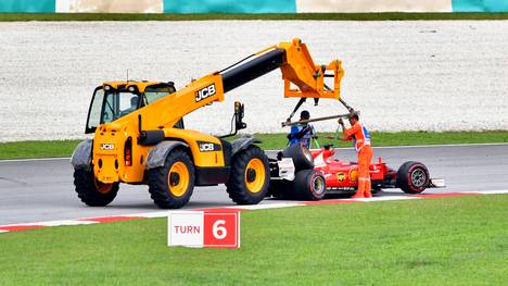 Der Ferrari von Sebastian Vettel musste nach dem Crash mit Stroll abgeschleppt werden