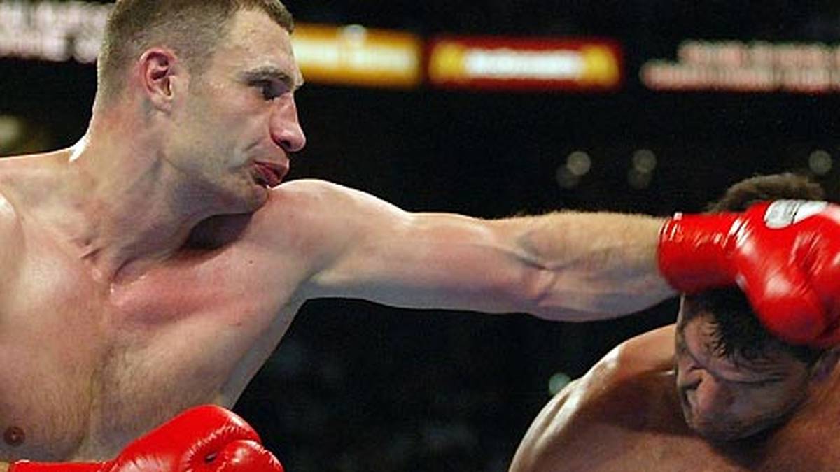 Lewis beendet nach dem Kampf seine Karriere - der Titel wird vakant. Klitschko und der Südafrikaner Corrie Sanders boxen am 24. April 2004 darum. In der achten Runde gewinnt Klitschko durch Technischen K.O.