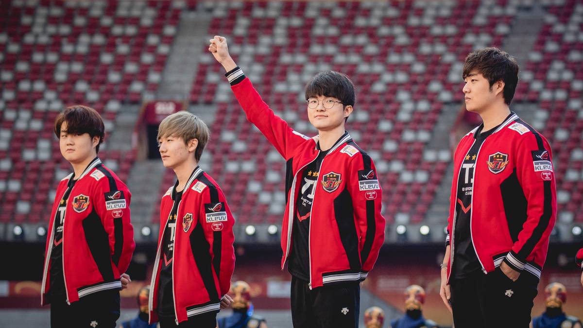 Der dreimalige League of Legends Weltmeister SKT T1 erscheint seit jeher in einem Mix aus Schwarz und Rot