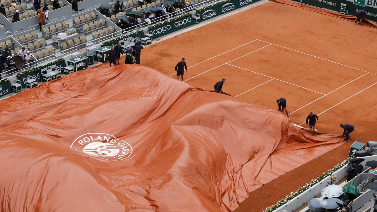 Auf dem Court Philippe Chatrier mussten die Regenplanen ausgerollt werden