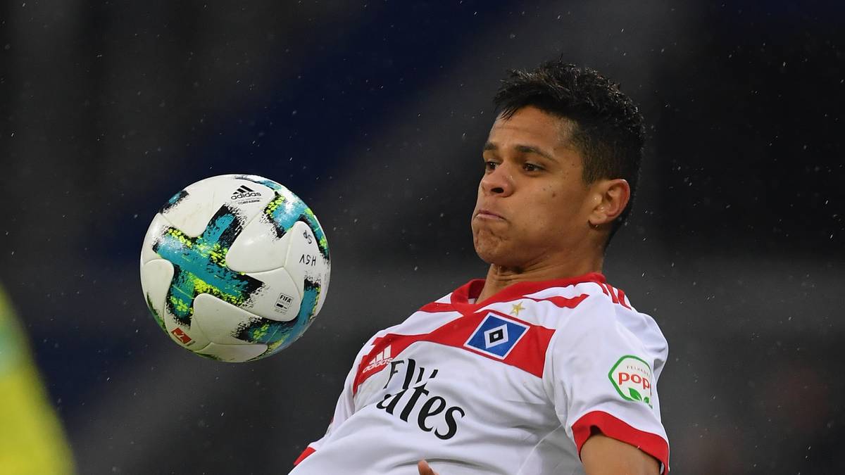 Der 24-Jährige konnte seine Ablöse bisher kaum rechtfertigen und stand zwischenzeitlich vor einem Wechsel in die Niederlande zur PSV Eindhoven. Derzeit ist Santos zumindest Stammspieler