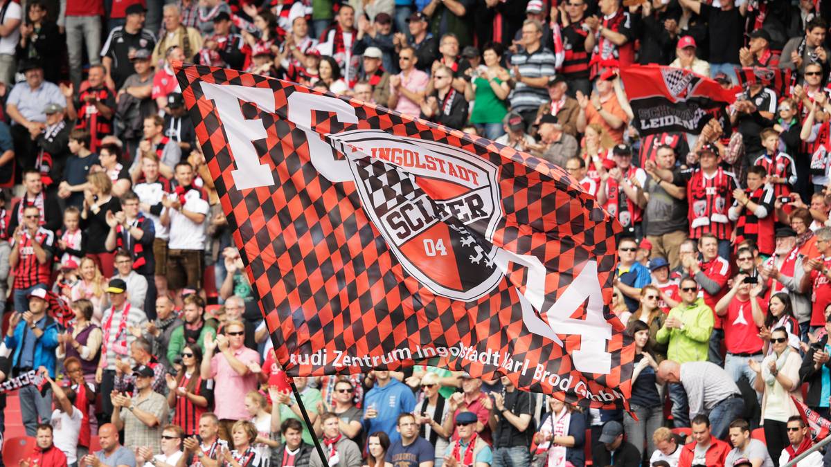 Das Stadion ist natürlich komplett ausverkauft. Und mit dem Ausgleich sehnen die Fans bereits den Abpfiff herbei. Schon ein Unentschieden reicht bei dieser Konstellation nämlich zum Aufstieg