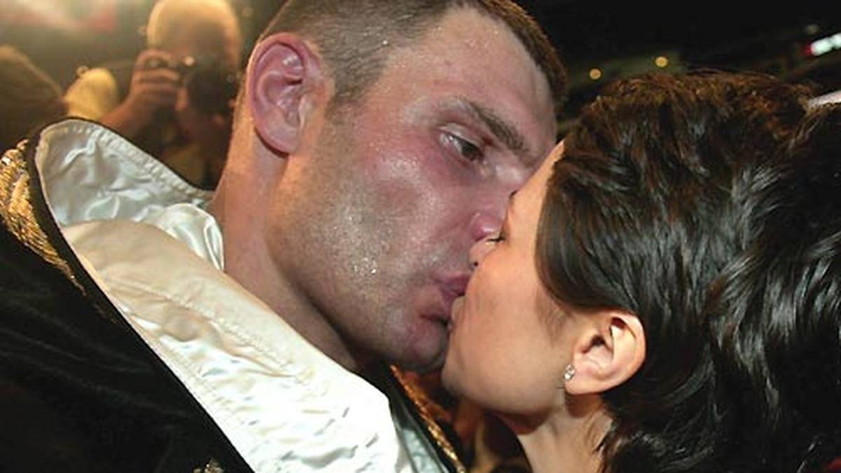 Die Belohnung holt er sich von seiner Frau Natali ab